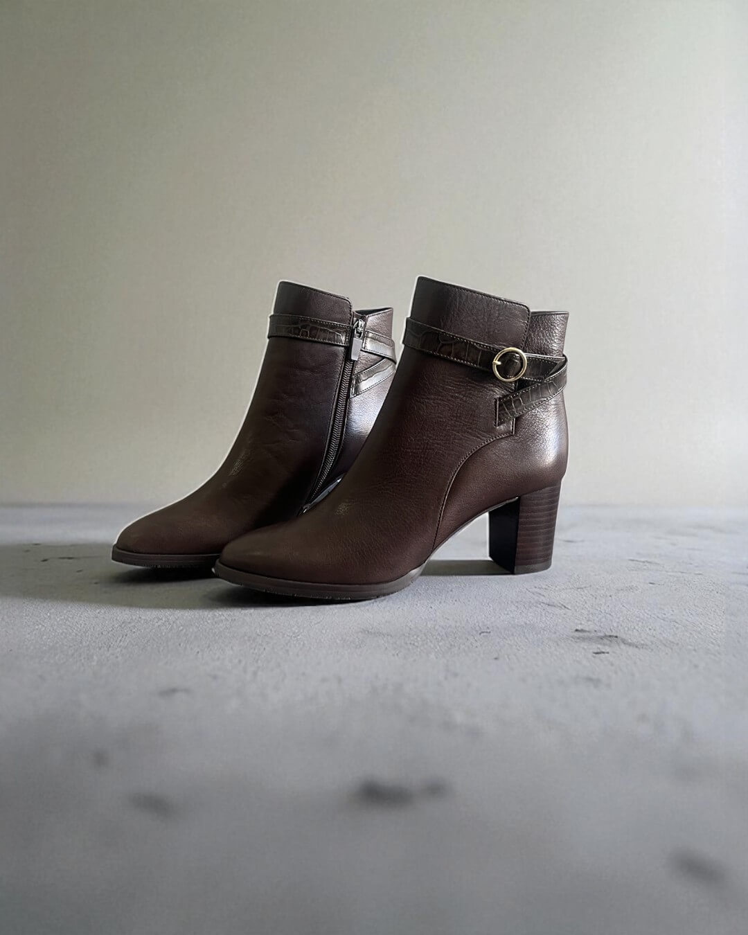 ダークブラウン