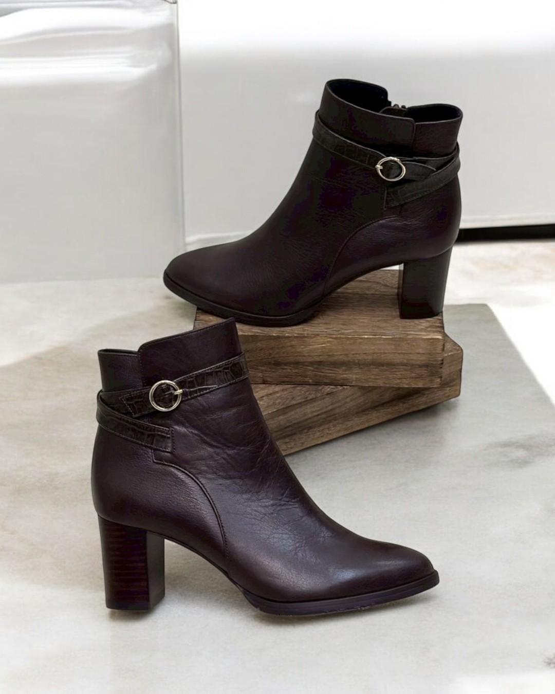 ダークブラウン