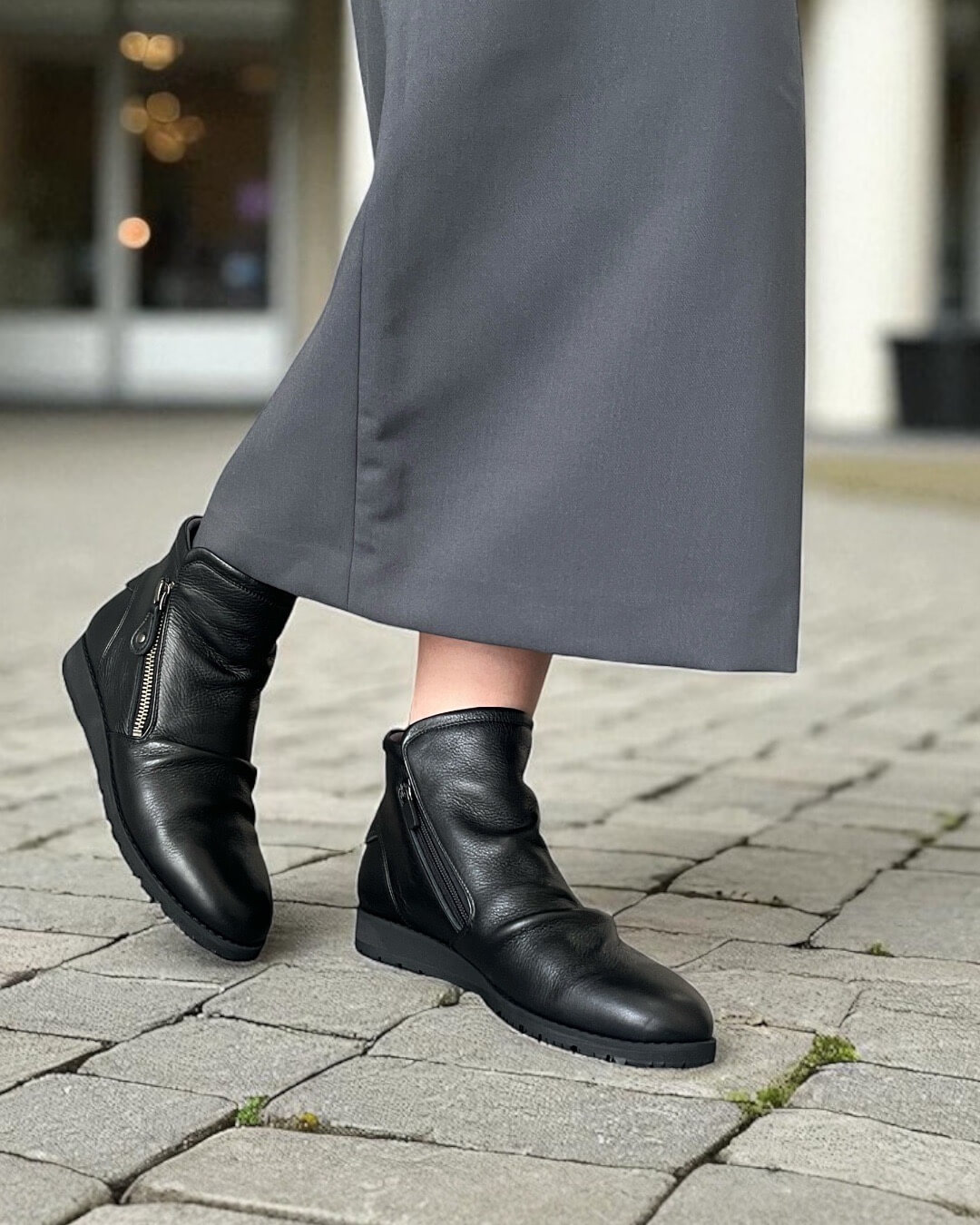 未使用新品 UNTISHOLD ブラックレザーウェッジヒール ALL｜UNTISHOLD | アンチショルドの公式オンラインストア