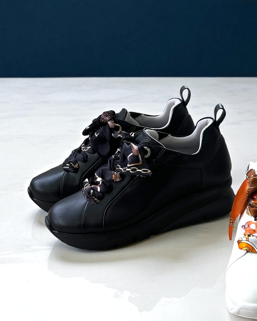 【243533】スカーフリボンスニーカー