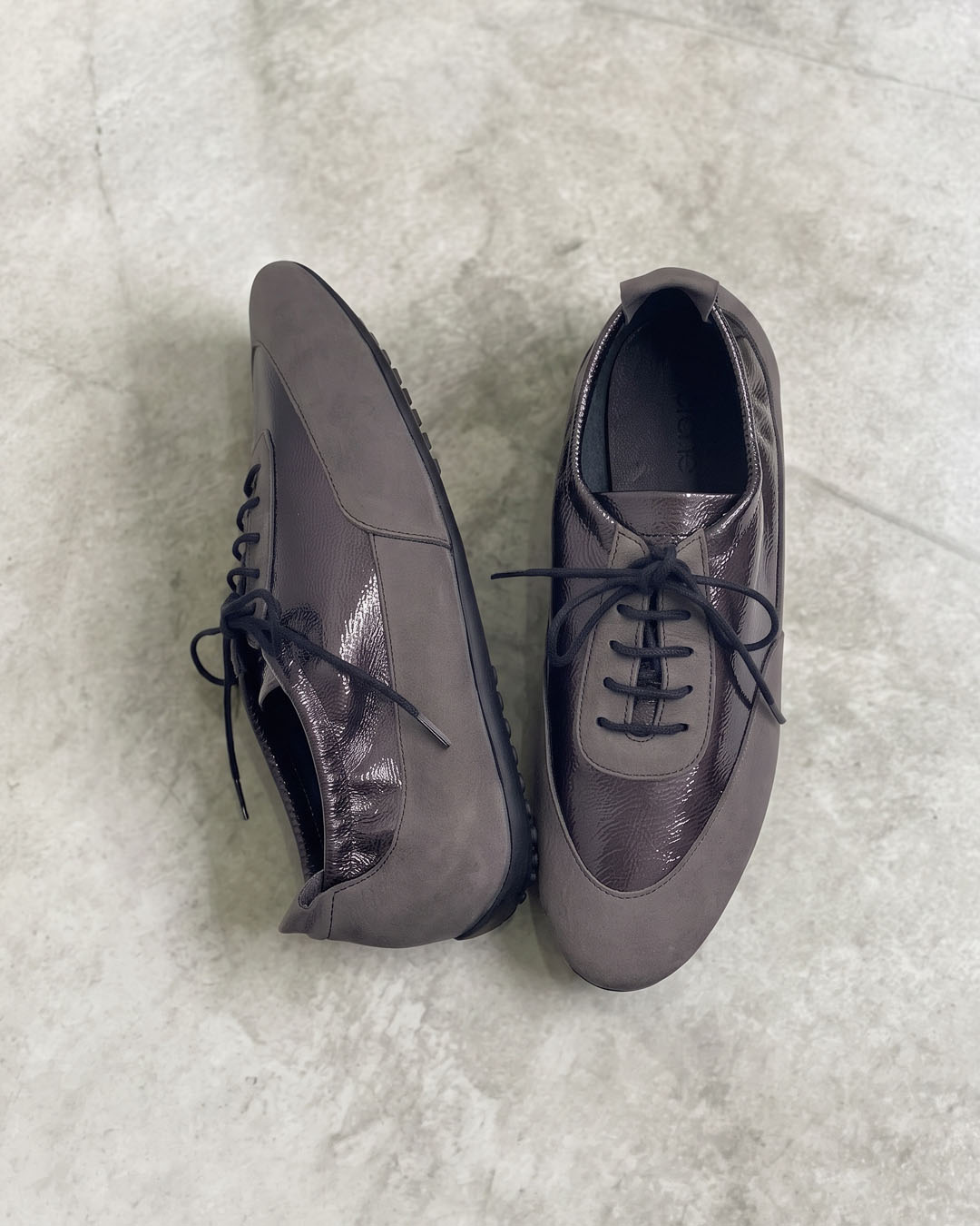 グレー