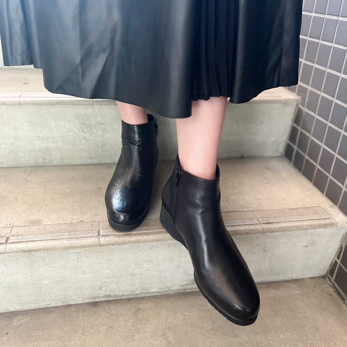 ブラック