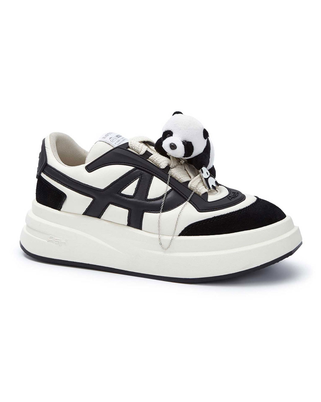 ブラックにはパンダのバッチやチェーンが付属しております。