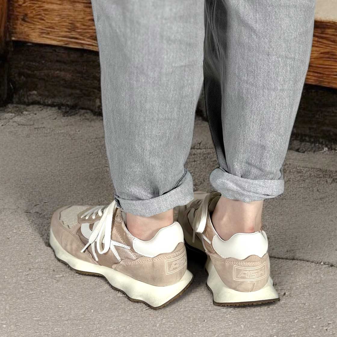 ピンクベージュ