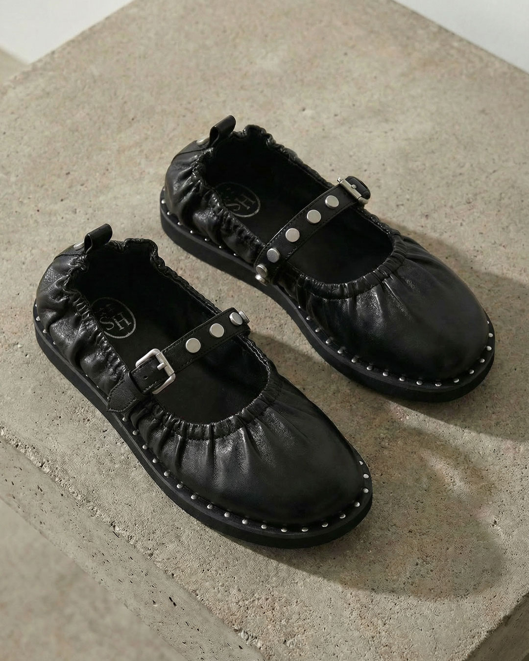 シーバイクロエスタッズパンプスハイヒール革靴ブラックゴールドポインテッドトゥ黒 シーバイクロエスタッズパンプスハイヒール革靴ブラックゴールドポイン