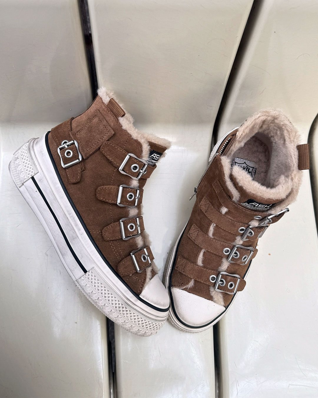 【RAINBOW FUR】厚底ファーハイカットスニーカー