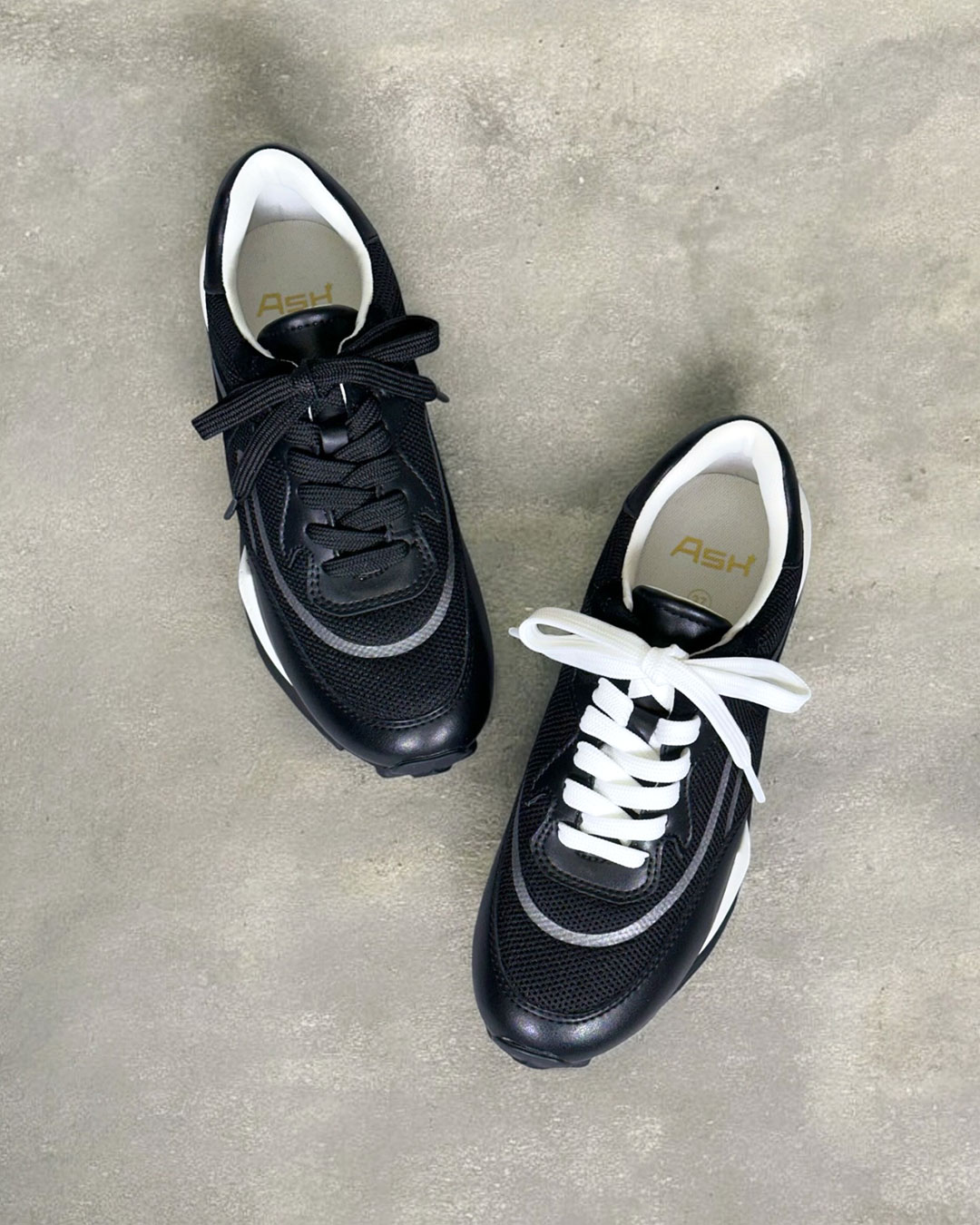 ブラックとホワイトの2色のシューレース付き