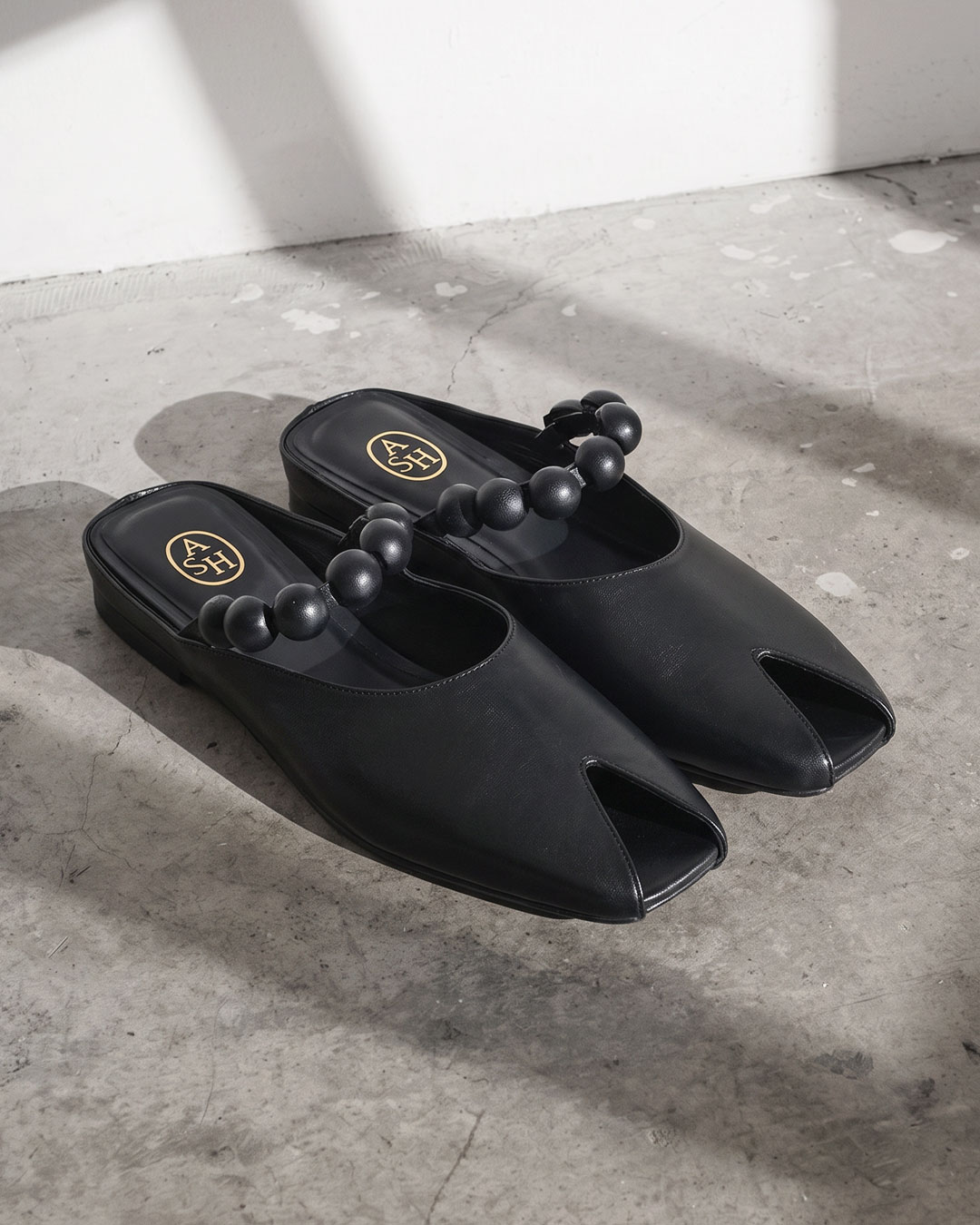 ブラック