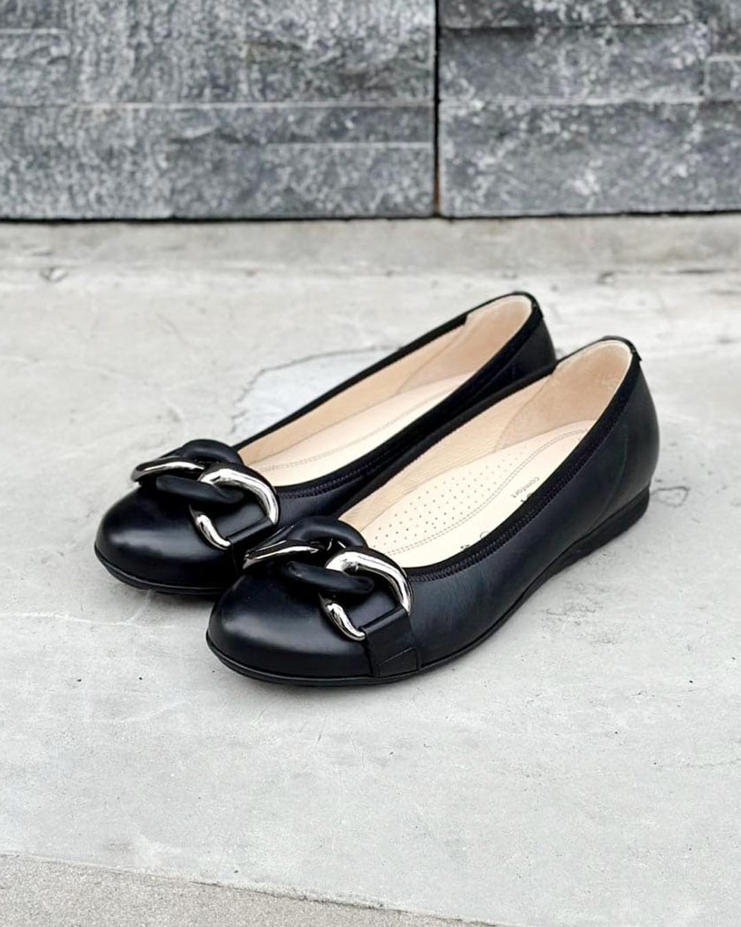 ホワイトフラットシューズ（箱付き） フラットシューズ ホワイト フラットシューズ、24センチ Z X