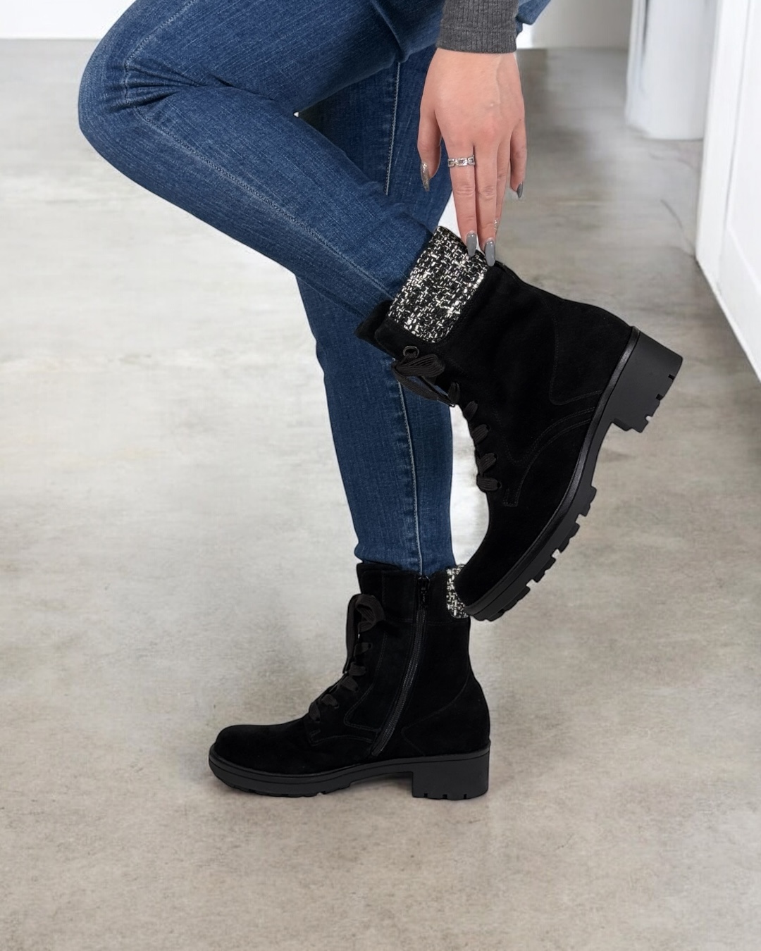 CHANEL ブラック 装飾付きウェッジヒール Chanel Black Wedge With Gold Tone Capped Toe With Chanel