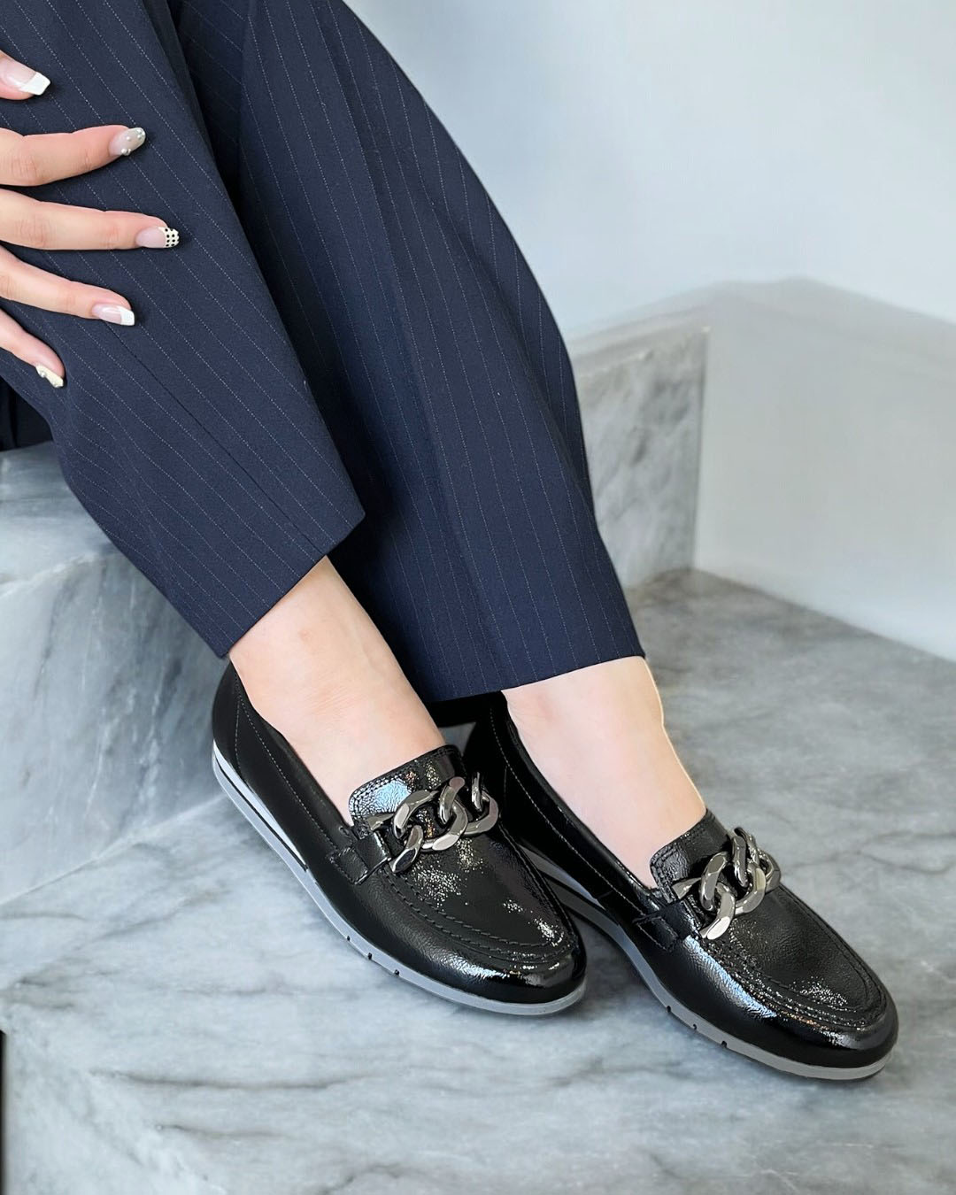 【72415】チェーンバックルローファー