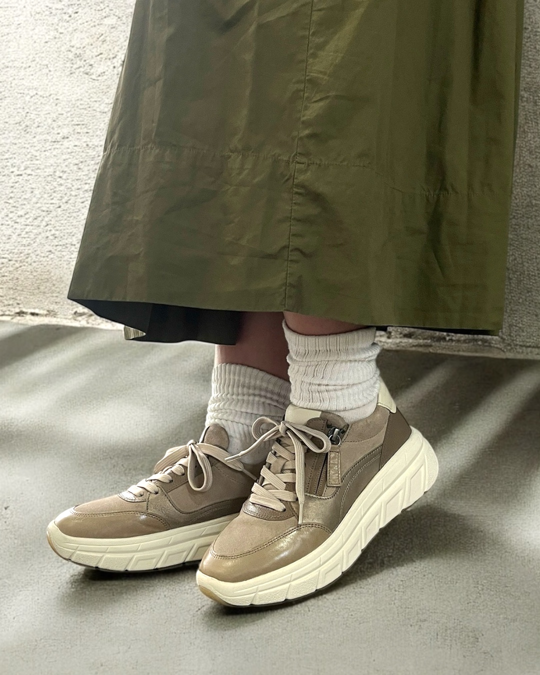ベージュ