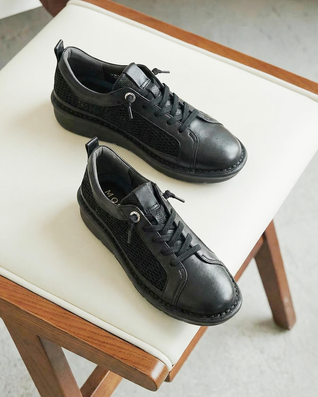 ブラック