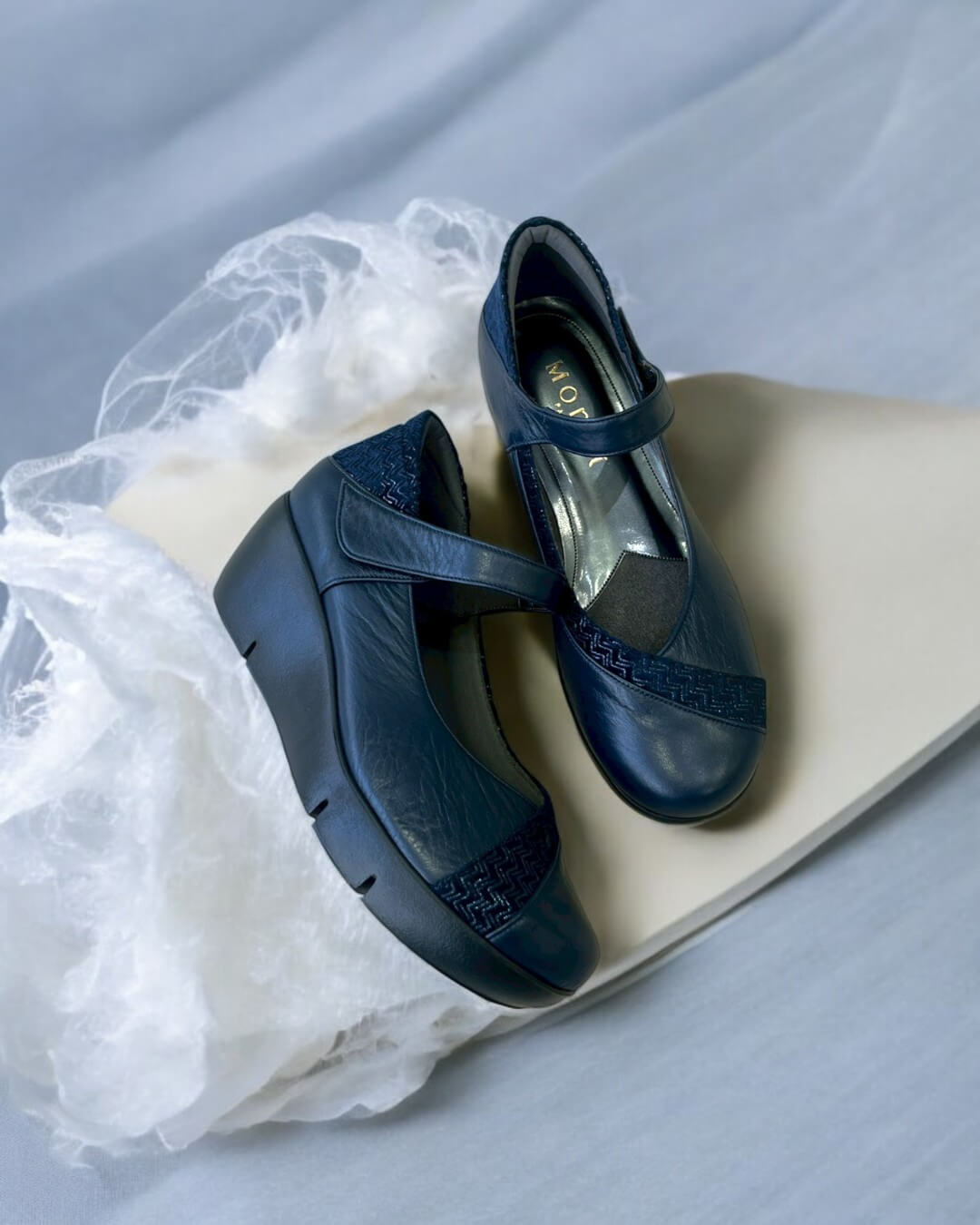 【883511】甲ベルトシューズ