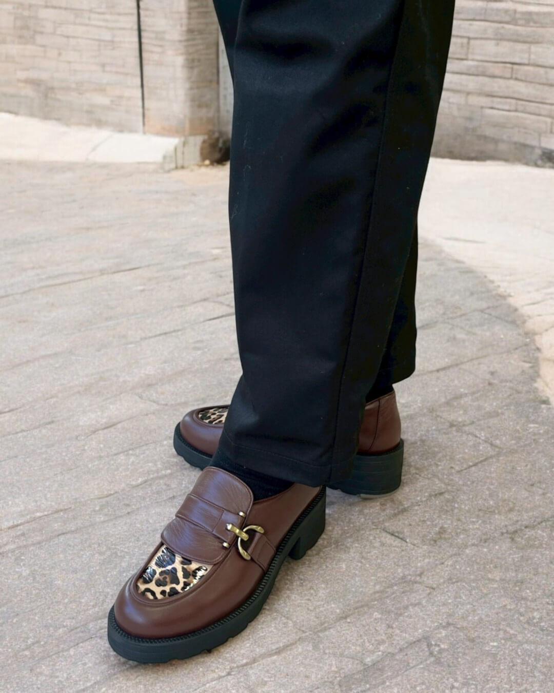 ダークブラウン