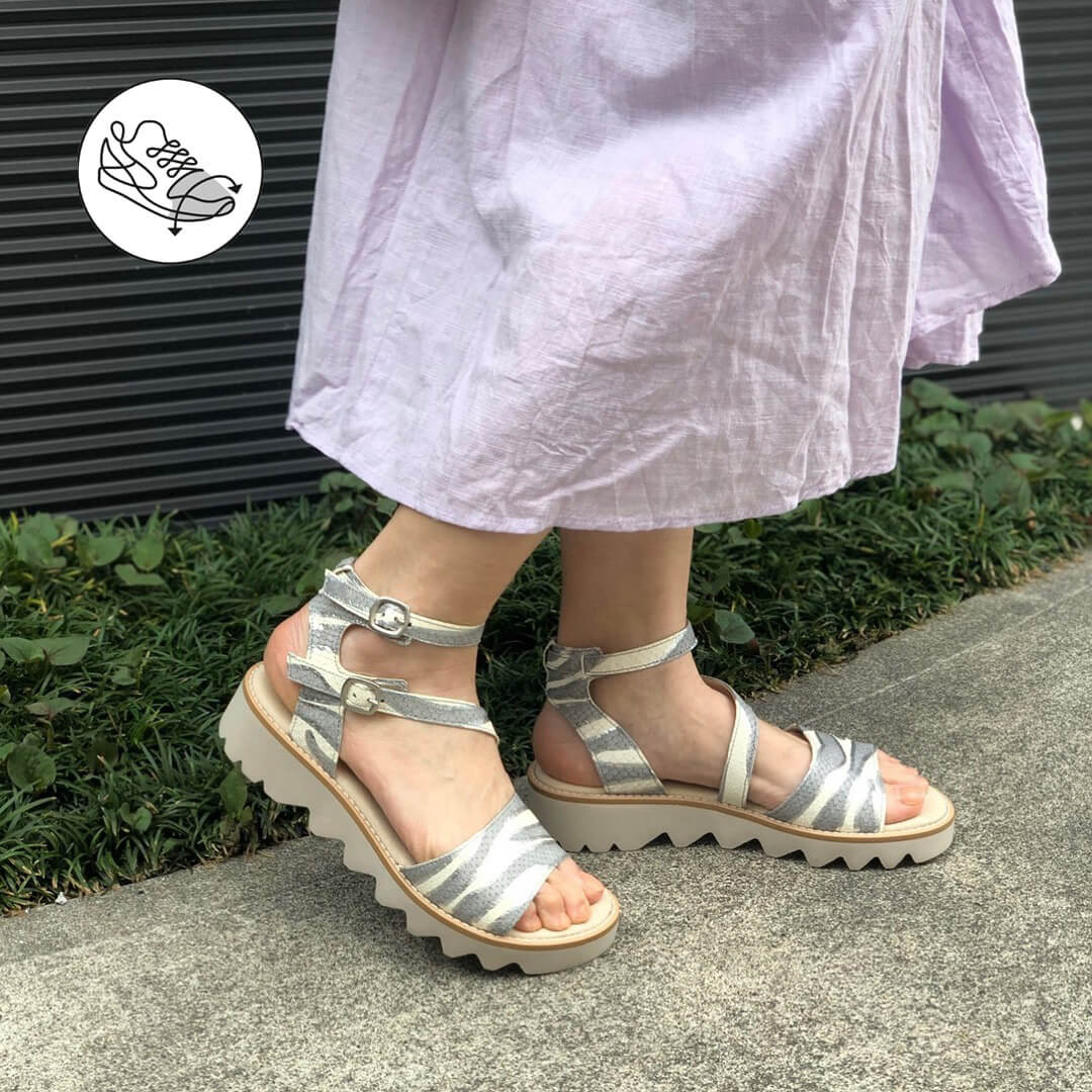 アニマル柄でいつものコーデにスパイスをプラス。 > HAYASHIGO