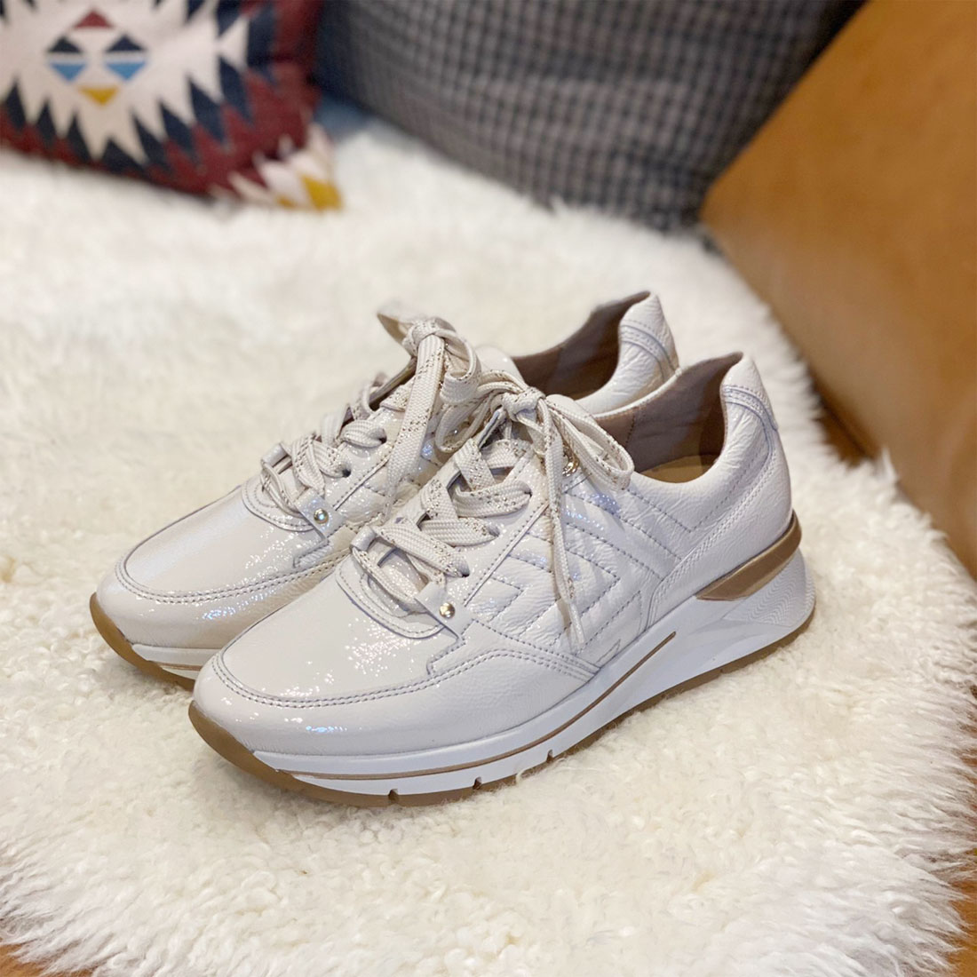 ★ALDO★大人ラブリー★お花＆ラインストーン付スニーカー★ ALDO(アルド) スニーカー(レディース) - 海外通販のBUYMA
