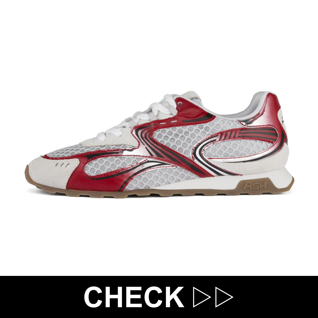 レッドスニーカー