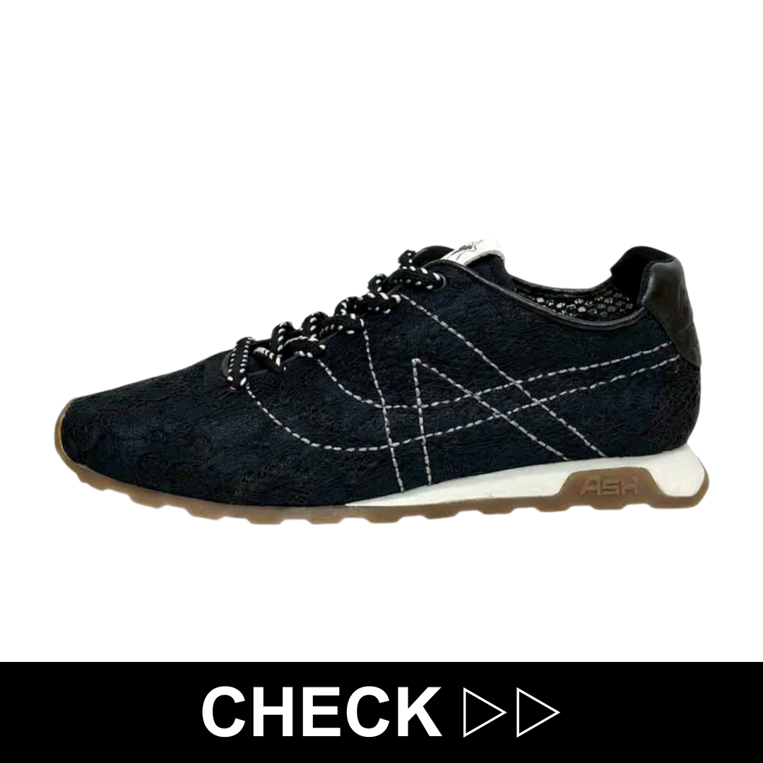 ブラックスニーカー