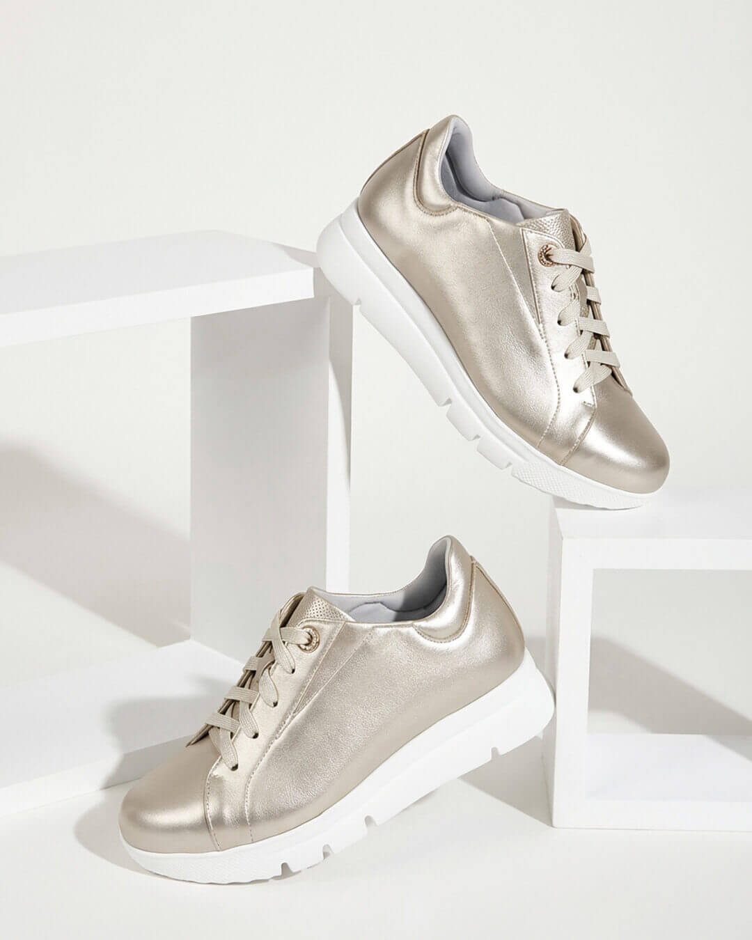 【241631】軽量ソールスニーカー