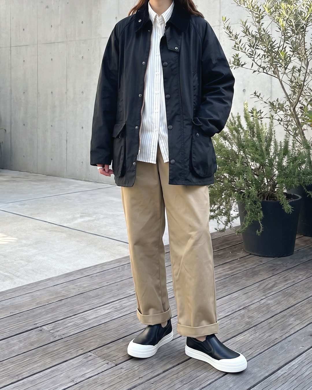 ゆったりとしたパンツを合わせたストリートスタイル