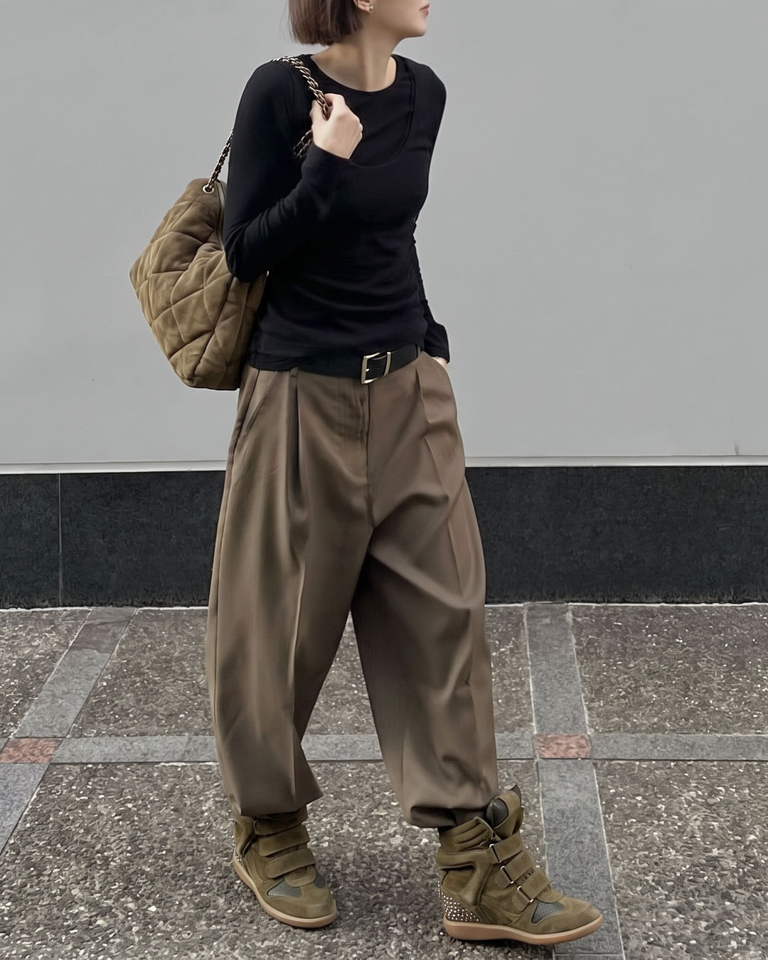 ワイドパンツとウェッジスニーカーコーデ